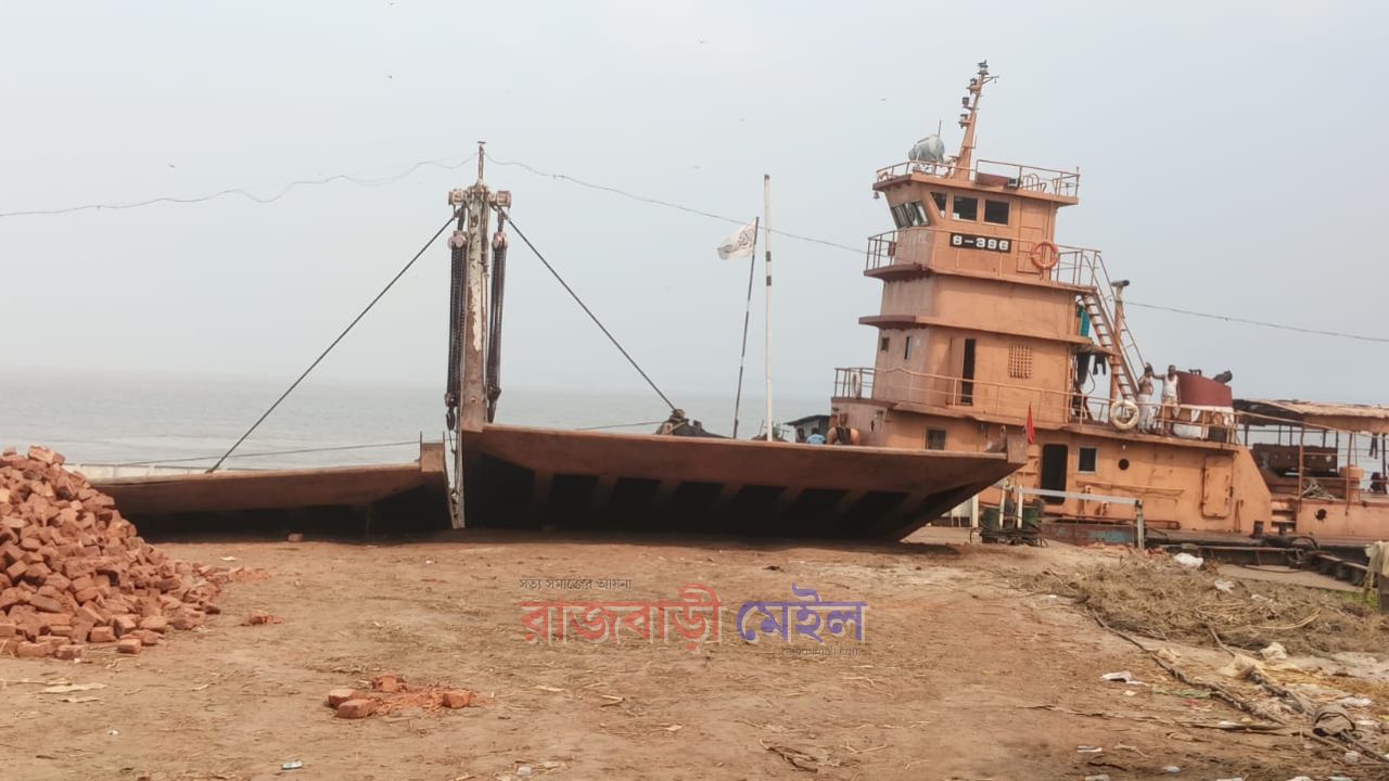 রাজবাড়ীর দৌলতদিয়ায় দুটি ফেরিঘাট বন্ধ, ঘাট স্বল্পতায় গাড়ির দীর্ঘ লাইন