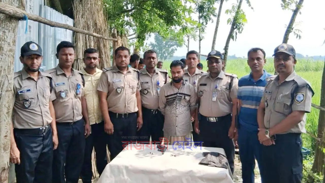 রাজবাড়ীর পাংশায় বিদেশি রিভলবার ও ৮ রাউন্ড গুলিসহ যুবক গ্রেপ্তার