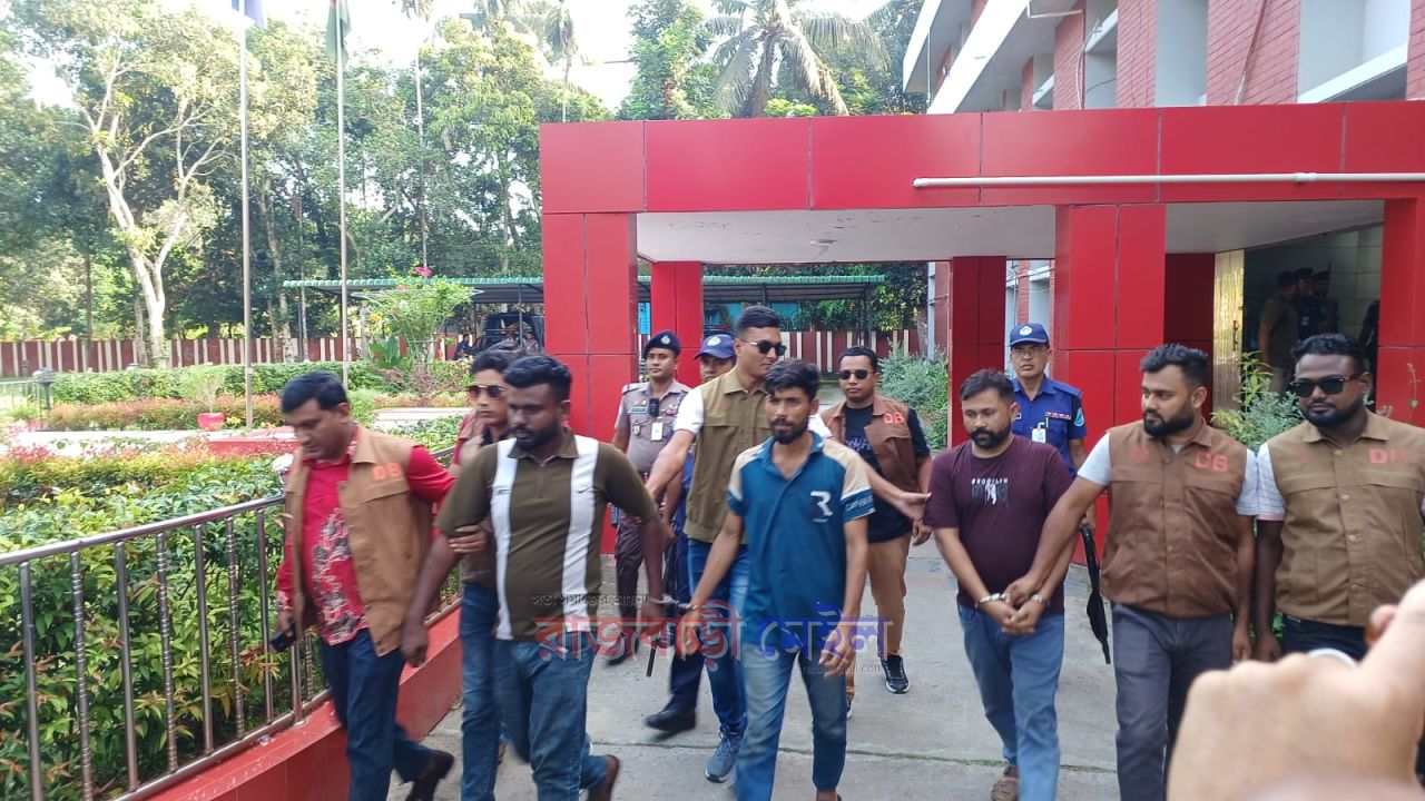 যশোরে যাচ্ছিল ট্রাকটি, দৌলতদিয়ায় ৩০ হাজার পিস ইয়াবাসহ গ্রেপ্তার ৩