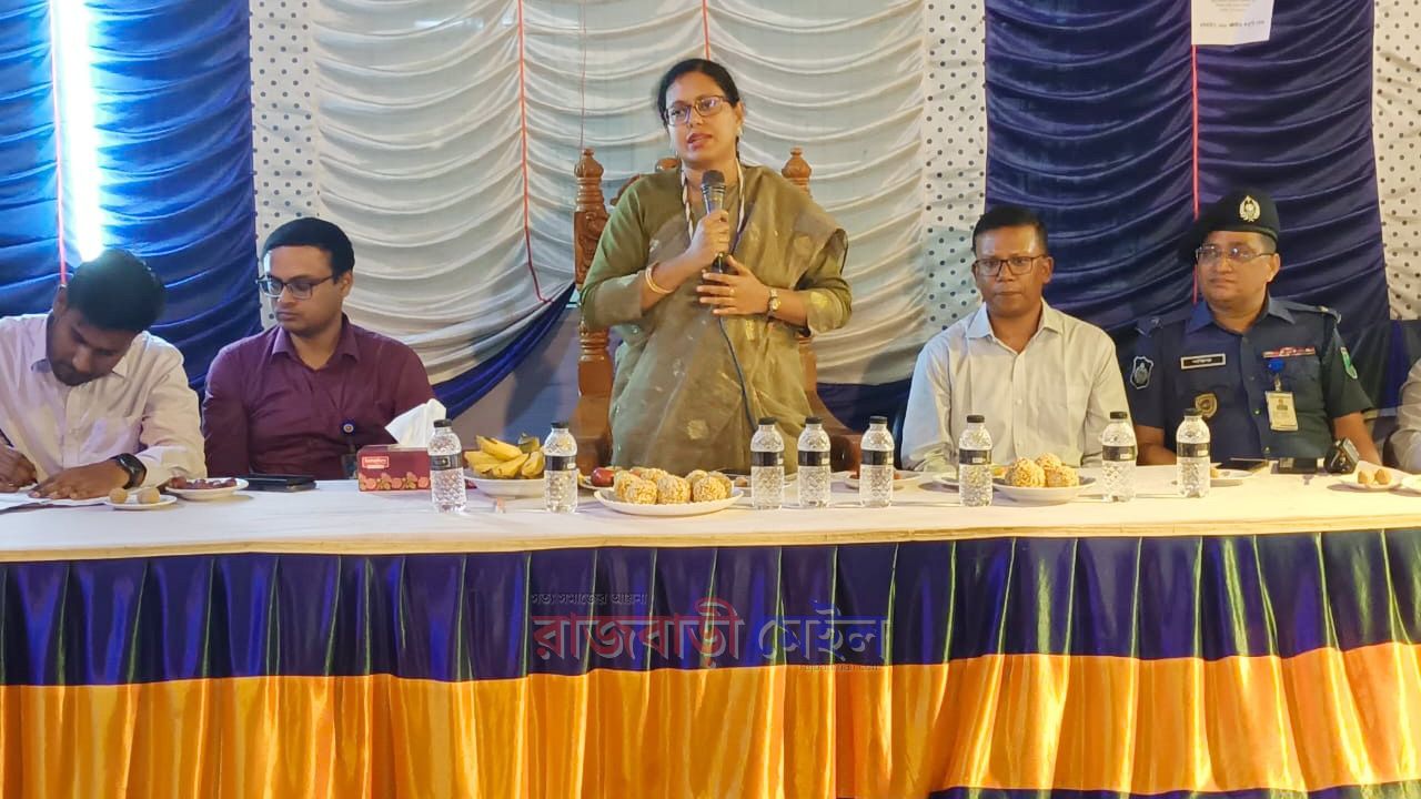  গোয়ালন্দের বিভিন্ন পূজামণ্ডপ পরিদর্শনে জেলা প্রশাসক সুলতানা পারভীন