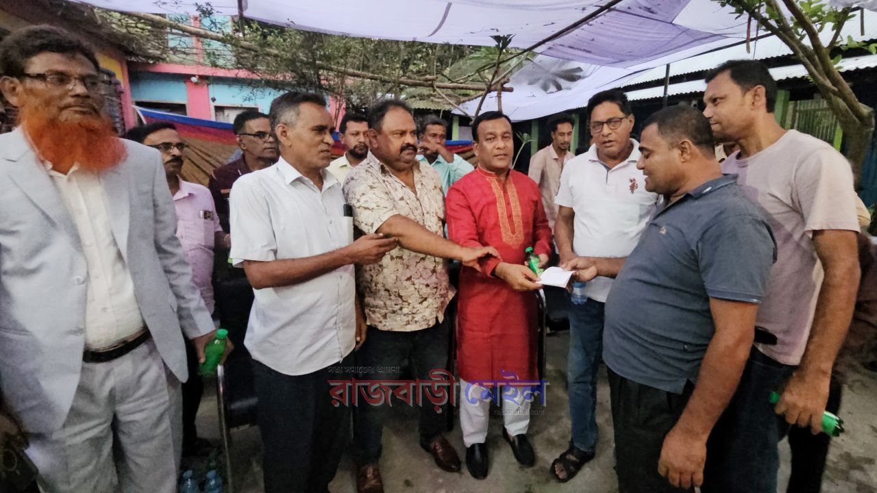 গোয়ালন্দ পৌরসভার পূজামণ্ডপ পরিদর্শন, অর্থসহায়তা দিলেন বিএনপি নেতা নিজাম