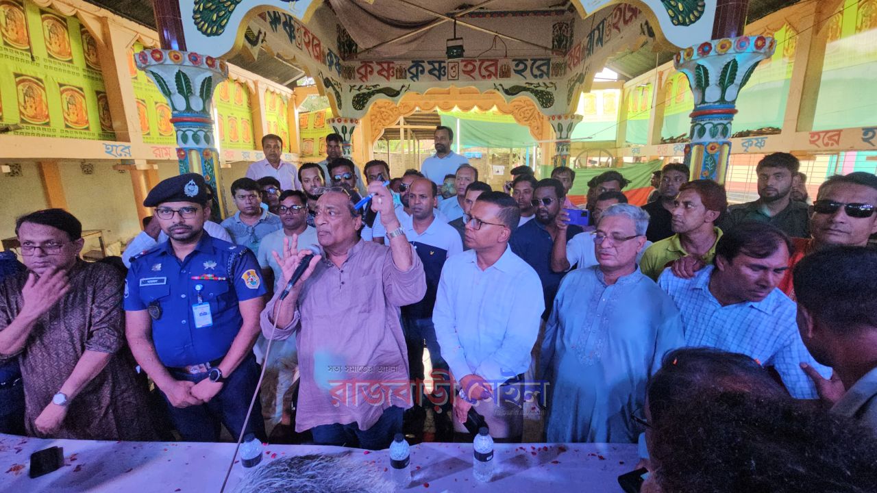 হরিজনদের স্থায়ী বাসস্থান, বাড়বে বেতন, মন্দির সংস্কারে দেড় লাখ টাকা: রাজবাড়ীতে সংস্কৃতি প্রতিমন্ত্রী