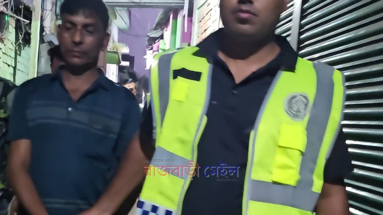 দৌলতদিয়া যৌনপল্লীতে অভিযানে ৬ বোতল দেশীয় মদসহ গ্রেপ্তার ১ 