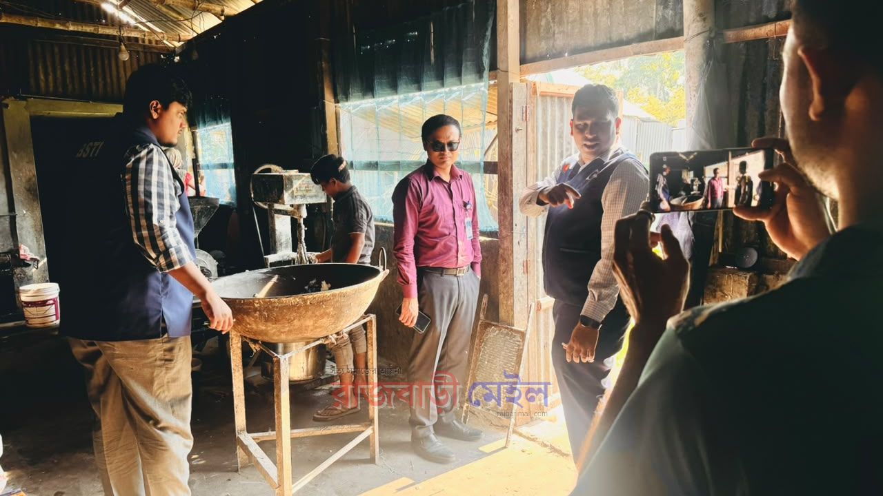 রাজবাড়ীতে বিএসটিআইয়ের লাইসেন্স ছাড়া বেকারি, ২৫ হাজার টাকা জরিমানা