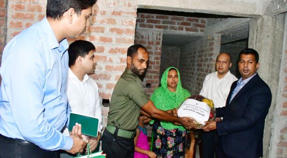 রাজবাড়ীতে যোগদান করেই বৈষম্যবিরোধী ছাত্র আন্দোলনে নিহত আব্দুল গনির বাসায় নবাগত জেলা প্রশাসক