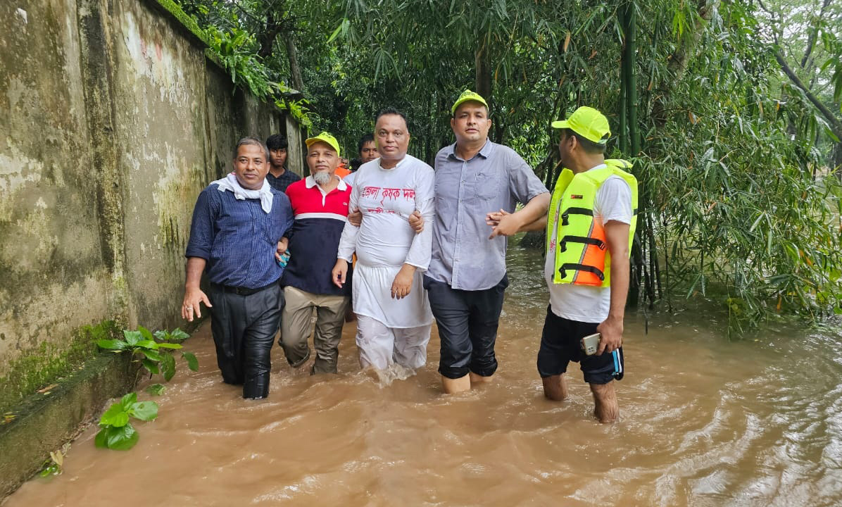 বন্যার্তদের মাঝে চিকিৎসাসেবা ও খাদ্যসামগ্রী নিয়ে কেন্দ্রীয় কৃষকদল