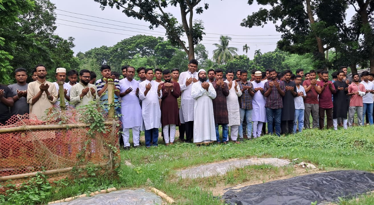 রাজবাড়ীতে নিহত গণি শেখের বাড়িতে ছাত্রদল নেতাকর্মীরা