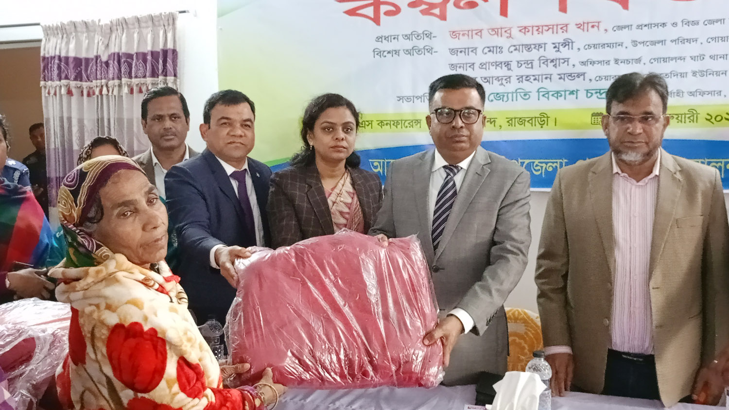 দৌলতদিয়া যৌনপল্লীর সুবিধাবঞ্চিত ৫’শ নারীর মাঝে কম্বল বিতরণ