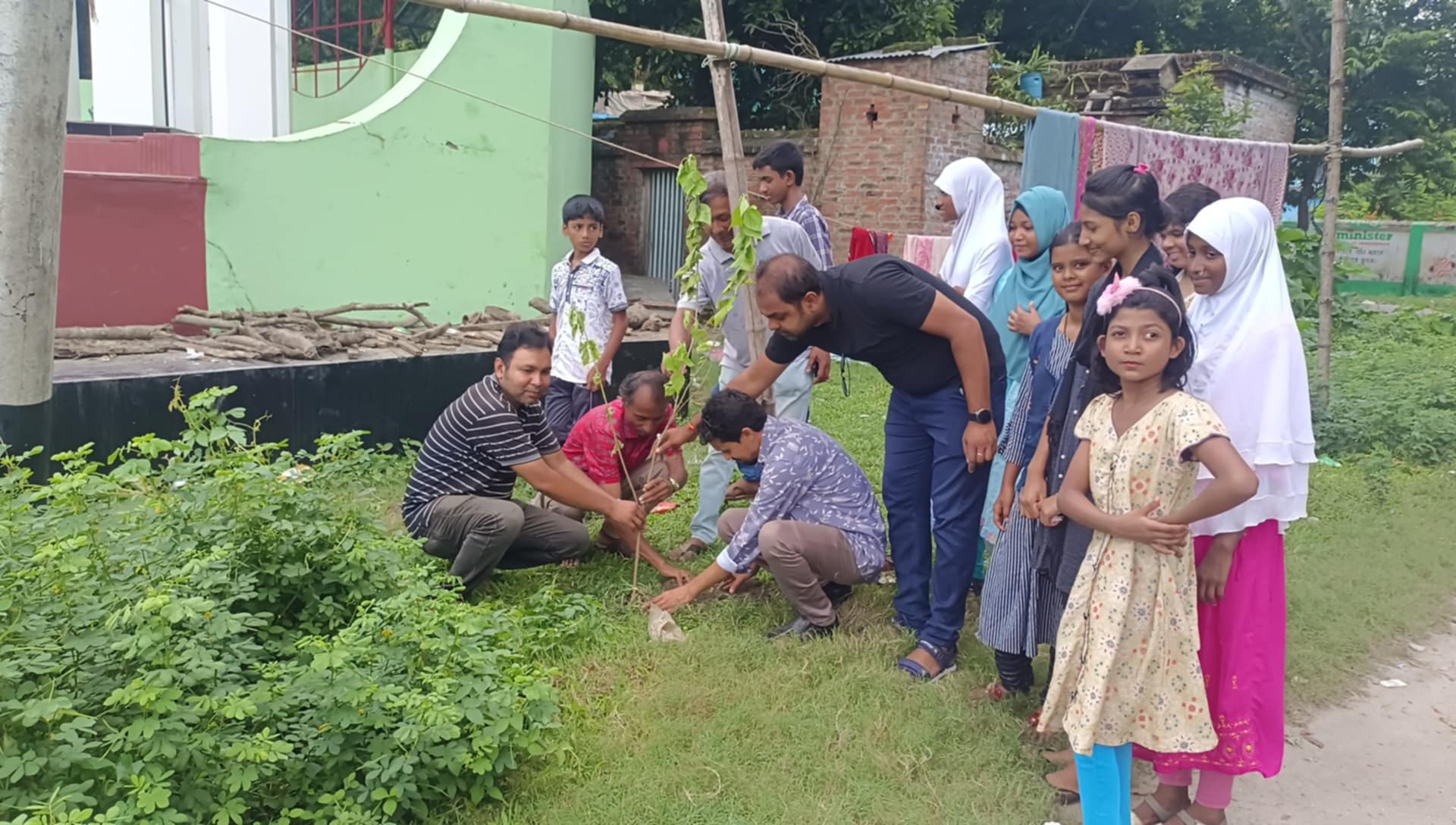 রাজবাড়ীতে গহন থিয়েটারের উদ্যোগে বৃক্ষরোপণ কর্মসূচী